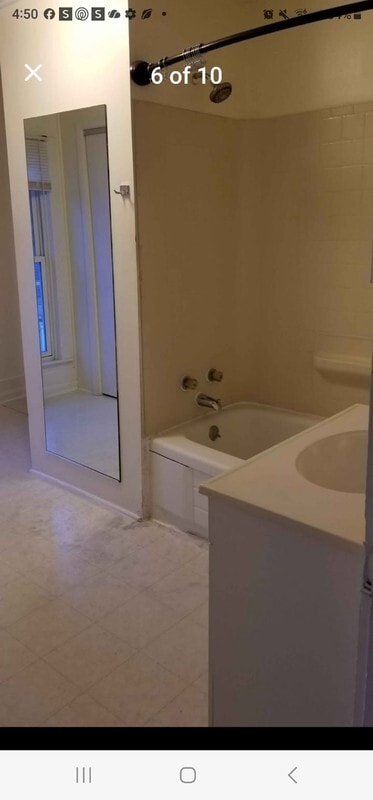 310 1/2 W Adams Ave