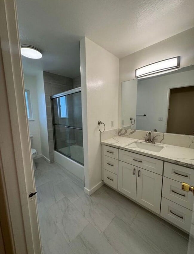 Building Photo - 455 Plum St Unit 