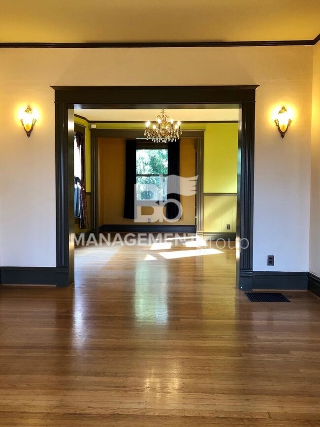 Photo - Close-In NE Portland Victorian Offers  Perfect Blend of  Old Charm with Newer Amenities. Lush Pri...