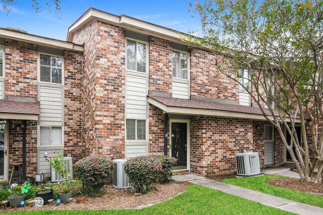 Building Photo - 2 bedroom / 1.5 bath Townhome ~ Hannahan, SC