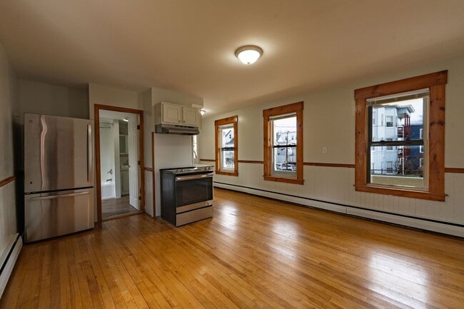 Building Photo - Spruce (294) Unit 3