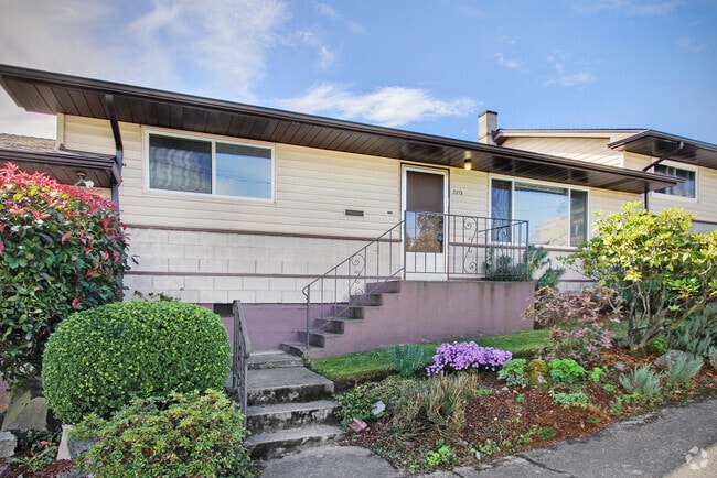 Building Photo - 2217 E Thomas St Unit 2217 Rental