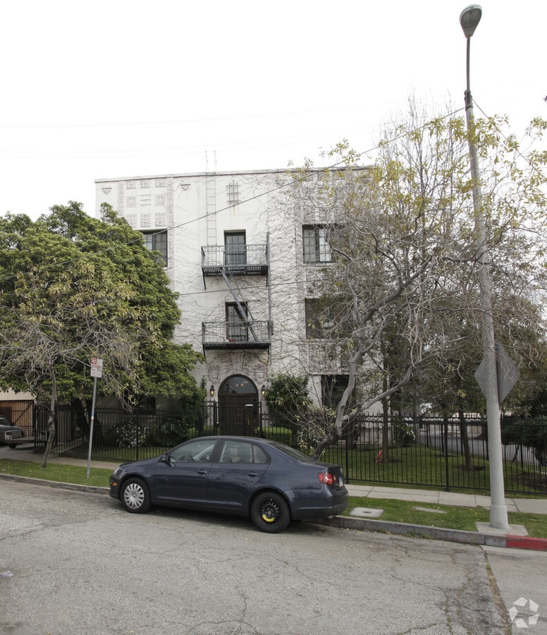 Photo - 1756 Tamarind Ave Apartments
