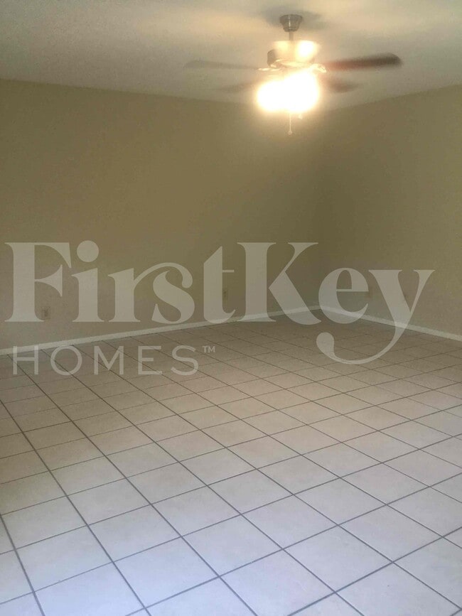 Photo - 687 SW Heather St