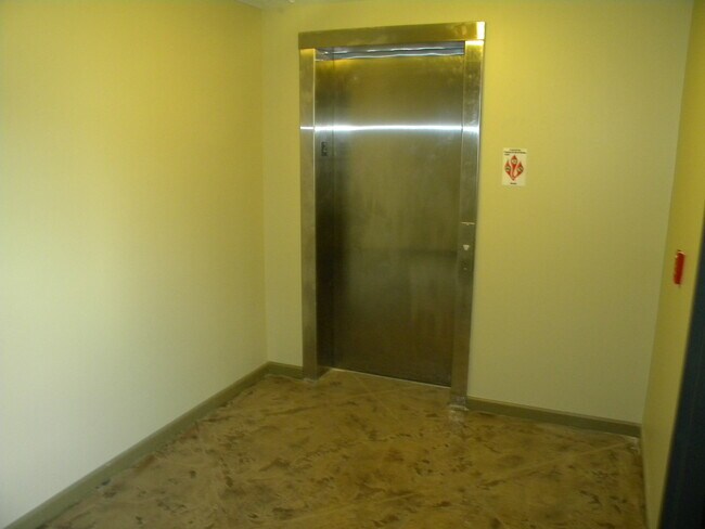 Photo - 633 Ontario St SE