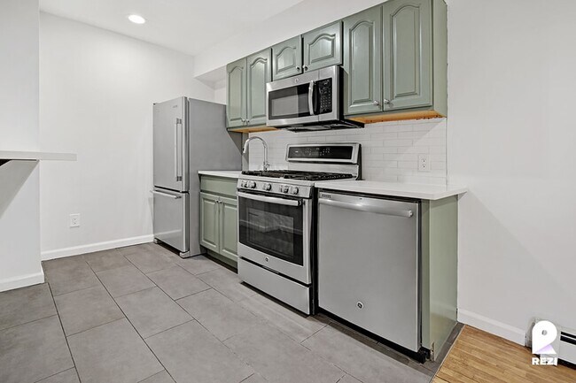 385 Vernon Ave - 385 Vernon Ave Apartments