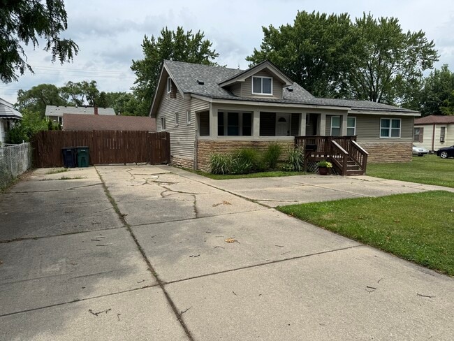 Building Photo - 1303 E Thirteen Mile Rd