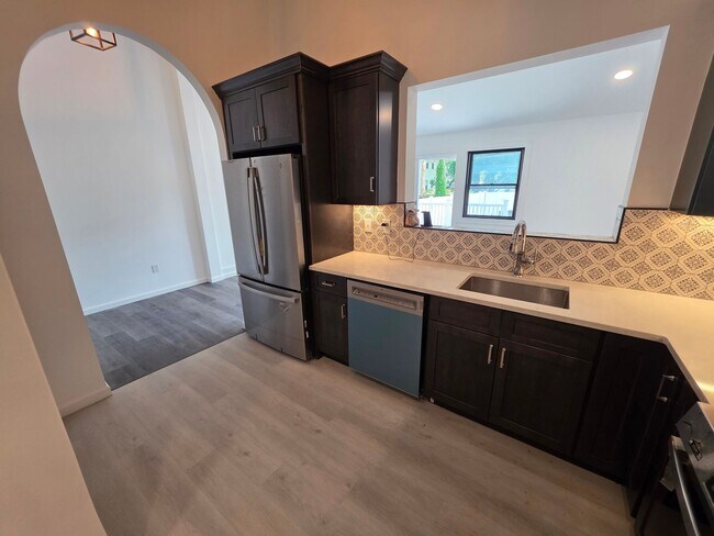 Photo - Newly Renovated 1 Bedroom Apartment *MOVE-... Unit 4