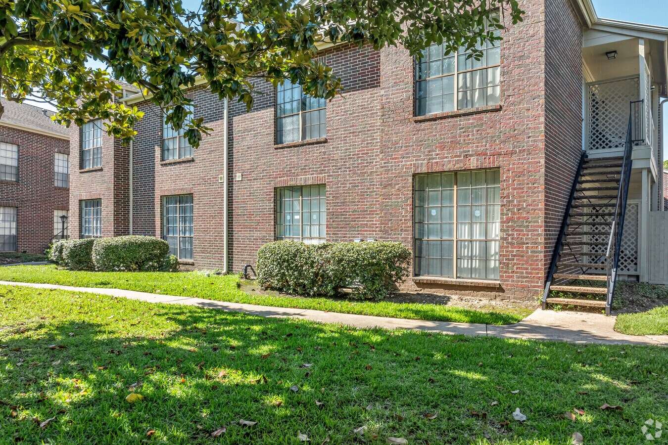 2121 El Paseo St - Alternate - Cambridge Court