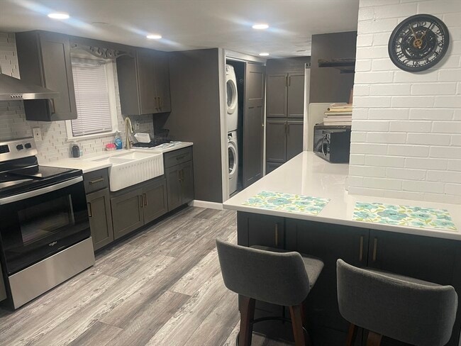 Building Photo - 8 Rock Cliff Rd Unit B