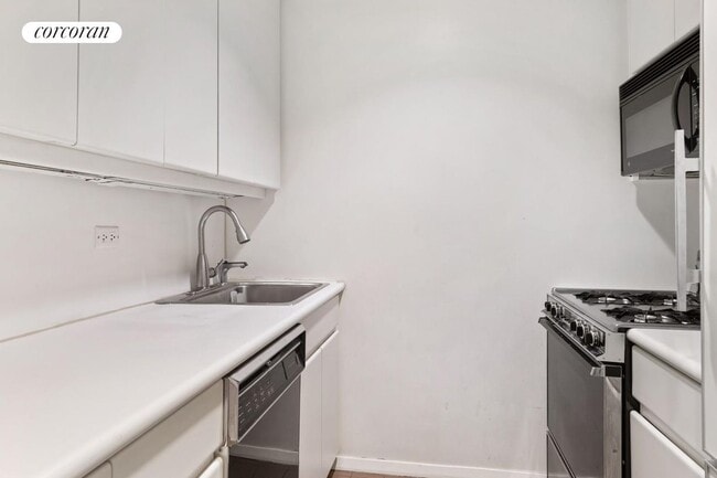 Photo - 100 United Nations Plaza