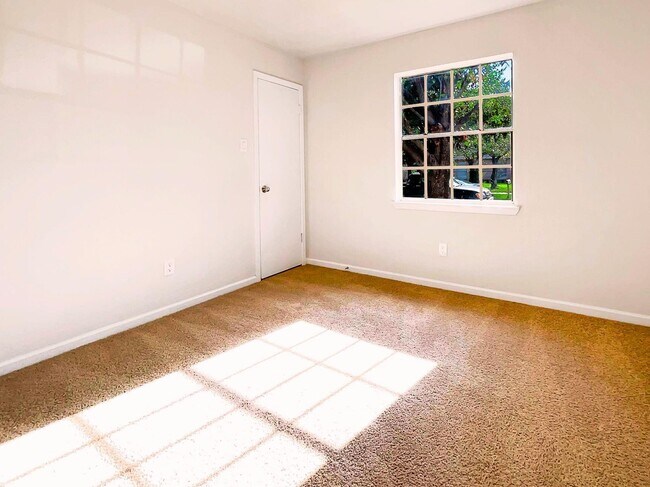 Photo - 7422 Breccia Dr