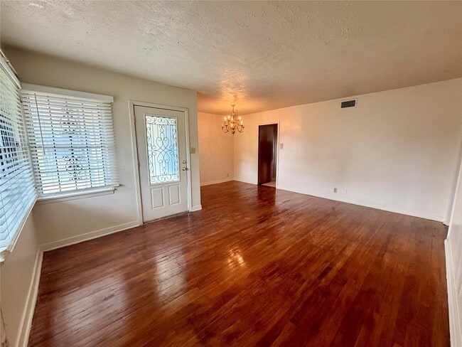 Photo - 6211 Schevers St