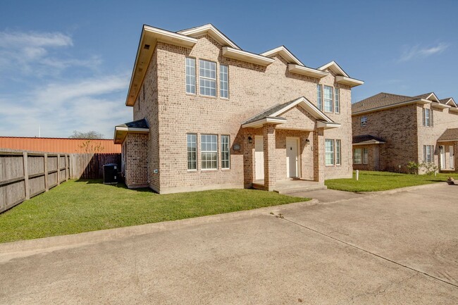 Photo - IMMEDIATE MOVE IN!!!  3 bedroom 3 Bathroom Duplex Next Door to Blinn!