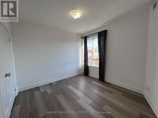 Photo - 409 College St