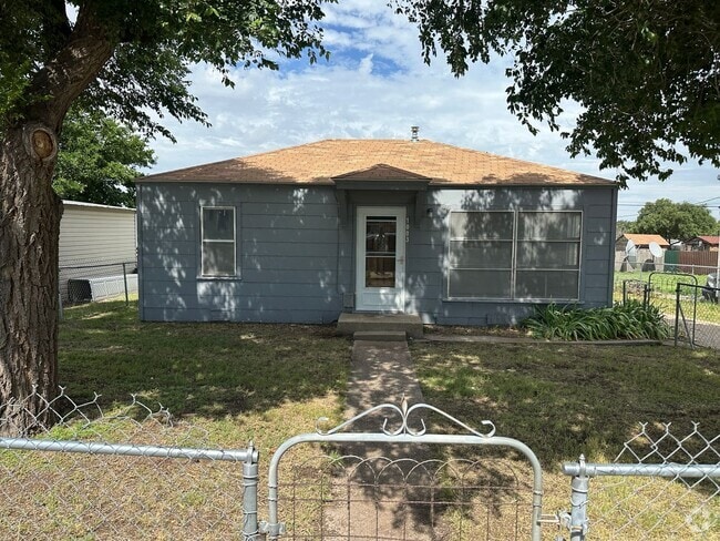 Building Photo - Spacious 2 bed with 2 car garage Rental