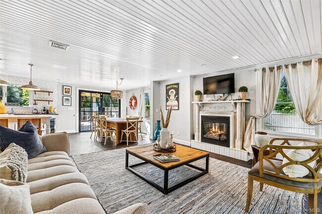 212 Lumber Ln