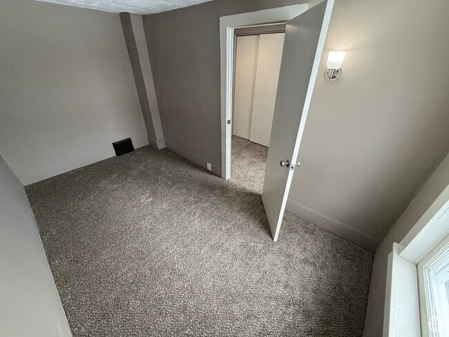 Building Photo - 240 Arch St Rental