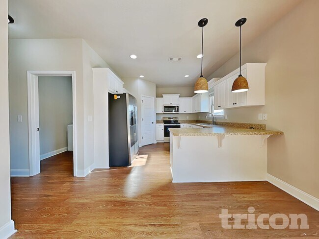 Photo - 667 Dandelion Row