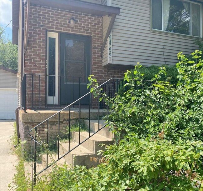 Building Photo - $1,225 | 2 Bedroom, 1 Bathroom Duplex | NO... Rental