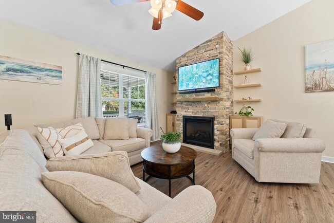 Photo - 305 Cedar Ln