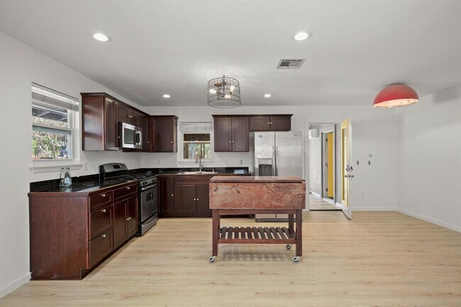 Photo - 3203 S Oak Dr
