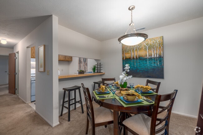 Model - 2 BD, 1 BA - 950SF - Dining Room - Willowood Apartments