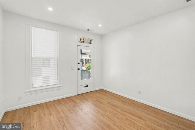Photo - 3033 Barclay St