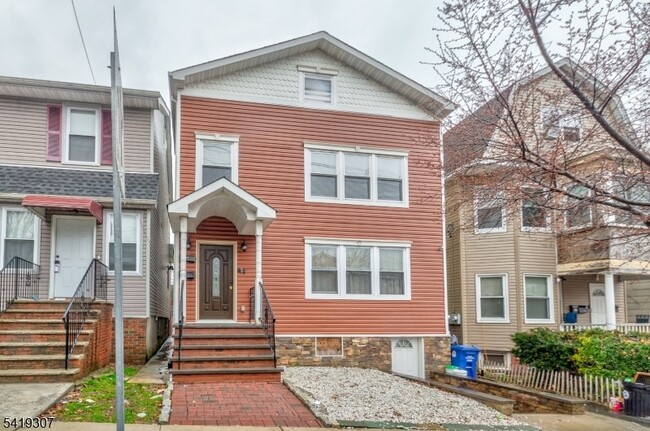 Building Photo - 860 Lyons Ave