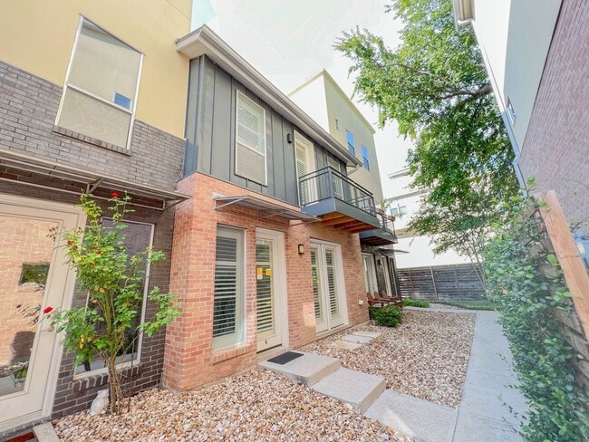 Building Photo - 1205 Kinney Ave