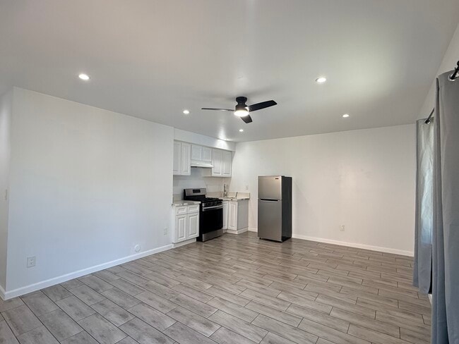 Photo - 14643 Chatsworth St
