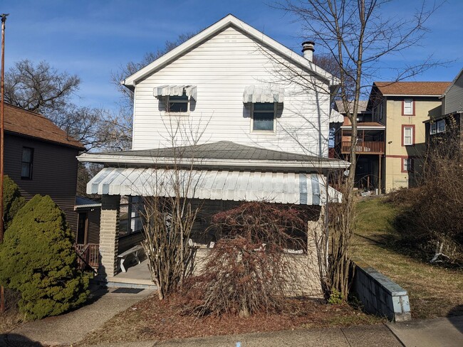 Spacious 2 bedroom home in Vandergrift - Spacious 2 bedroom home in Vandergrift