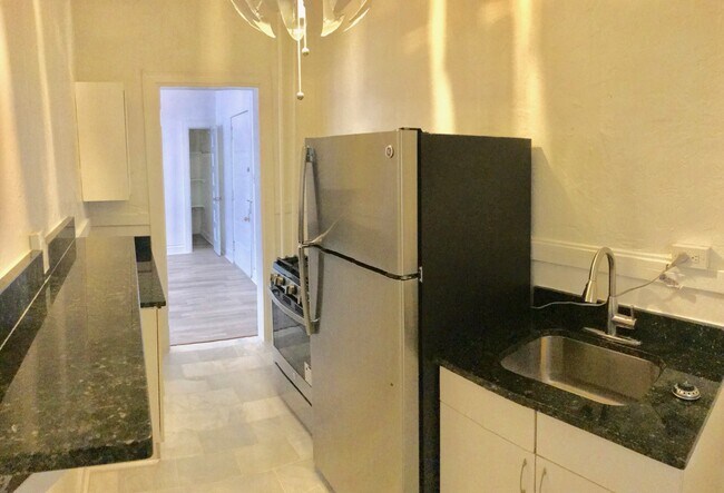 Building Photo - Spacious 1 Bed 1 Bath Denver Apartment in Capitol Hill! Available August! Unit 4