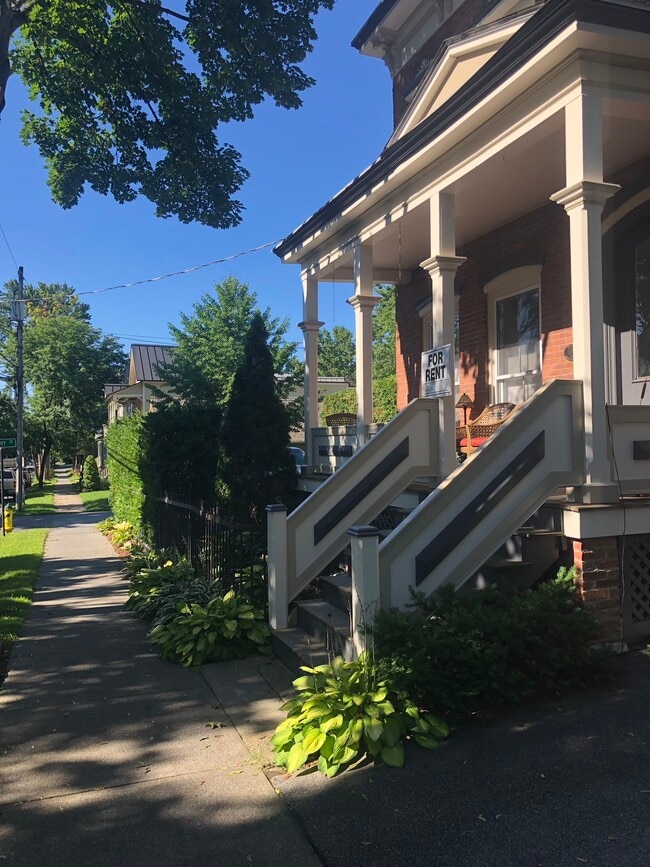 Photo - 147 Woodlawn Ave Unit 2