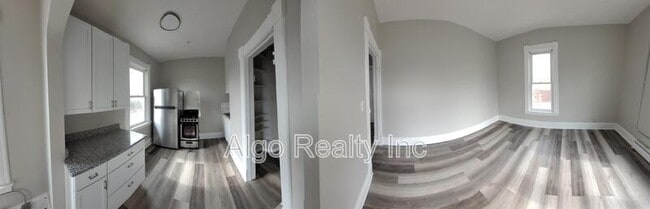 Photo - 133 Winifred St W