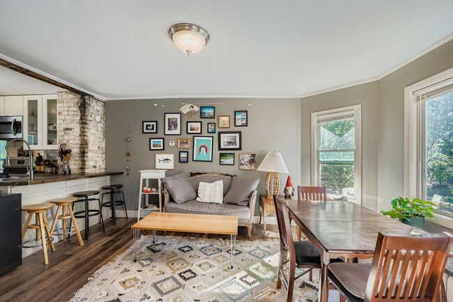 Photo - 1000 26th Ave NE Unidad First floor ( 1)