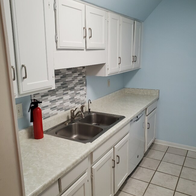 Photo - 102 St James Pl