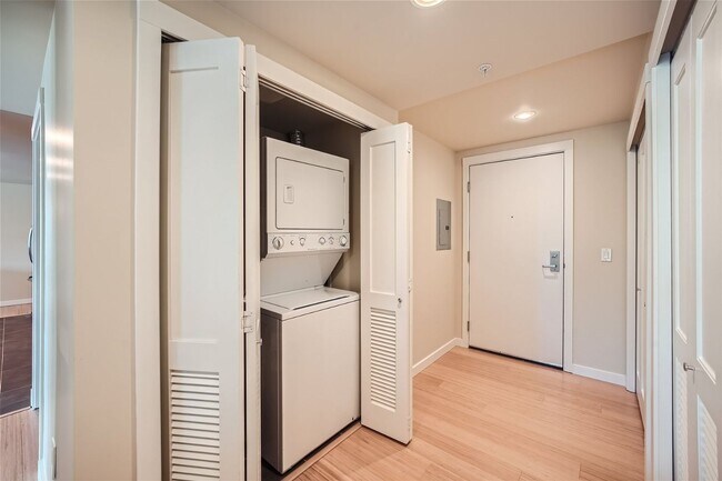 Photo - Stunning 2 Bed 2 Bath Seattle Unit @ the Highly Desirable Parc-Belltown Condominiums! Unidad 502
