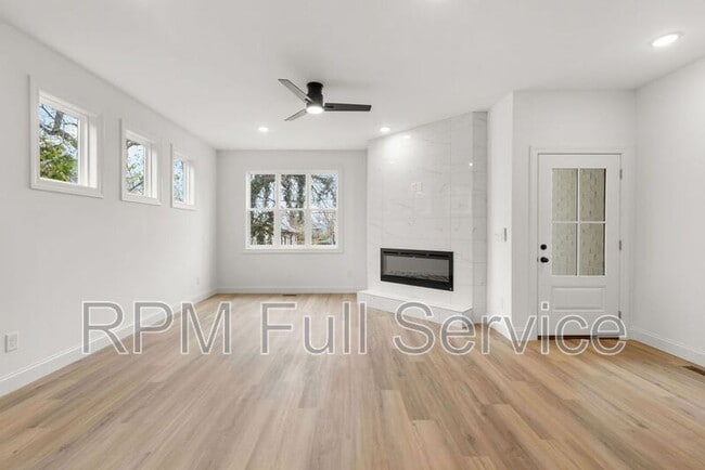 Photo - 2109B 14th Avenue N