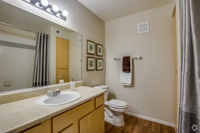 2 BR, 2 BA - 1,015 SF
