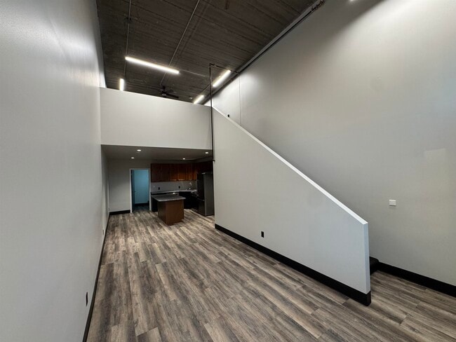 Building Photo - 824 W 8th St