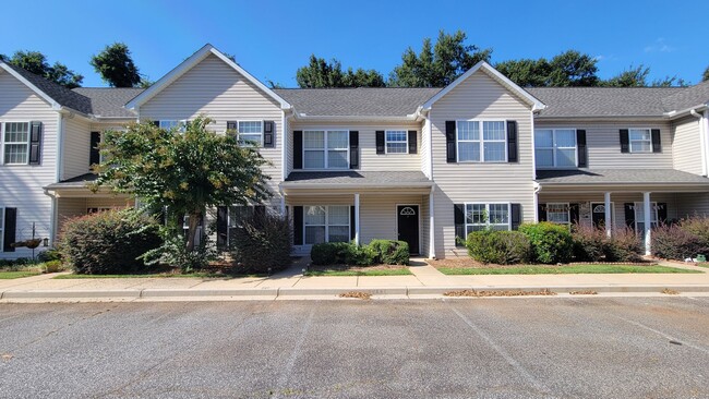 Building Photo - AVAILABLE NOW, $900 OFF FIRST FULL MONTH O... Rental