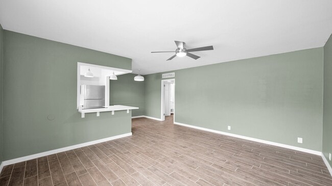 Building Photo - 1635 E Oak St Unit 2