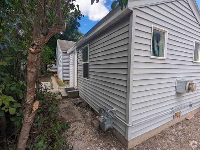 Building Photo - JAC1420 Unit BACK Rental