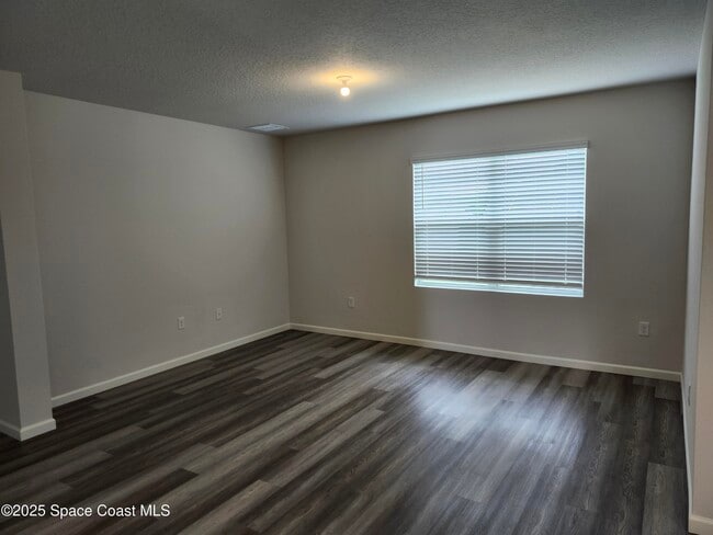 Photo - 450 Awin Cir SE