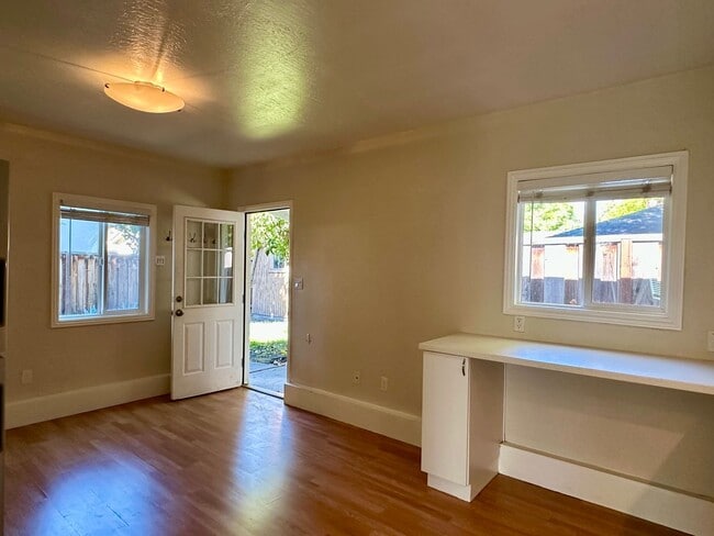 Building Photo - 32 Annie Laurie Ave Unit 32A Rental