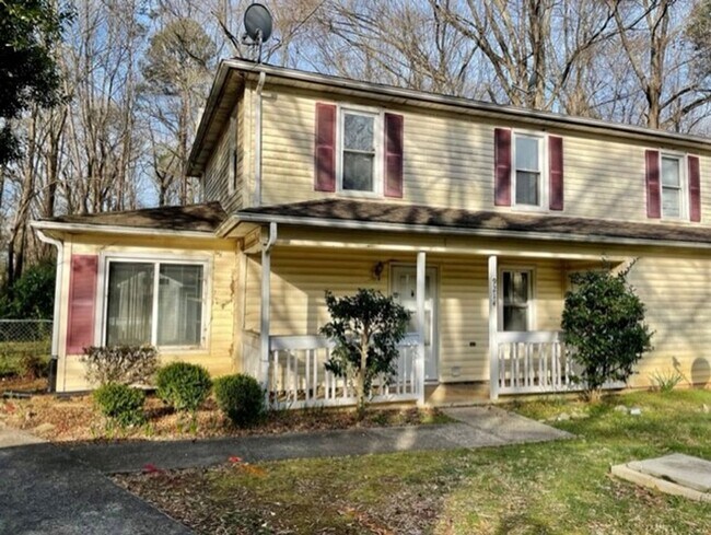 Adorable 3 bedroom 2 bath duplex, located ... - Adorable 3 bedroom 2 bath duplex, located ... House
