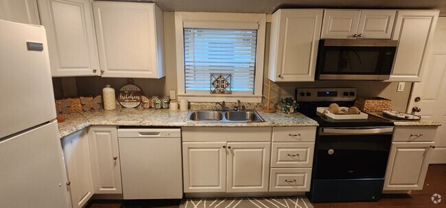 Building Photo - Walk to UF Campus! 4 bed/ 2 Bath walk/bike... Rental