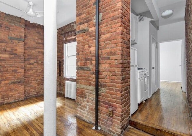 Building Photo - 57 Thompson St Rental