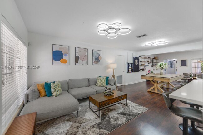 Photo - 1714 Costado St